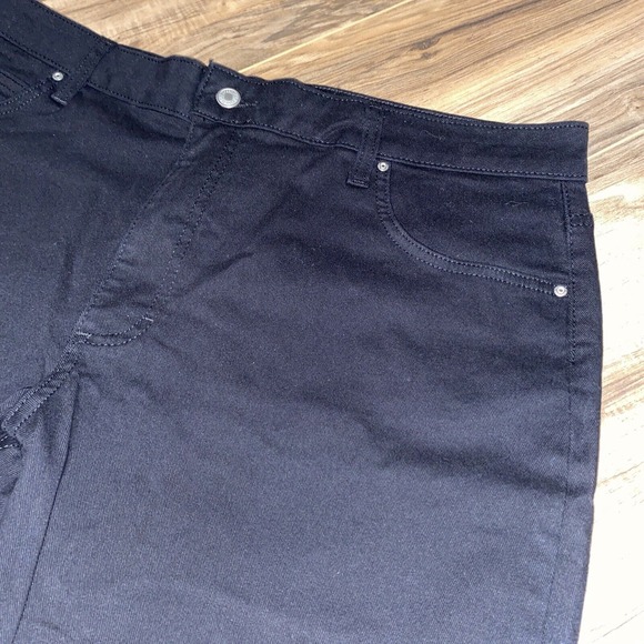 SIZE 18 Lee Women's Relaxed Fit Capri Jean,‎  Black - Picture 2 of 5